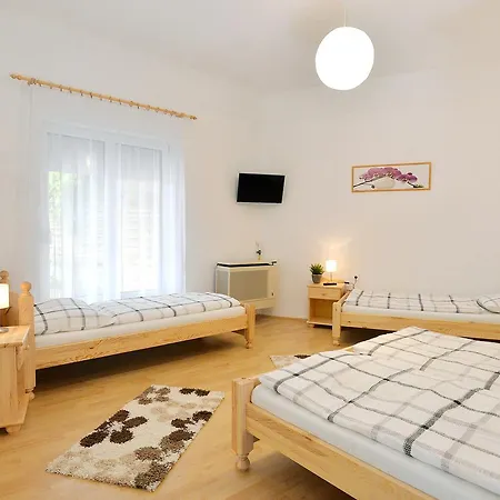 Bed & Breakfast Fonix Panzio Eger